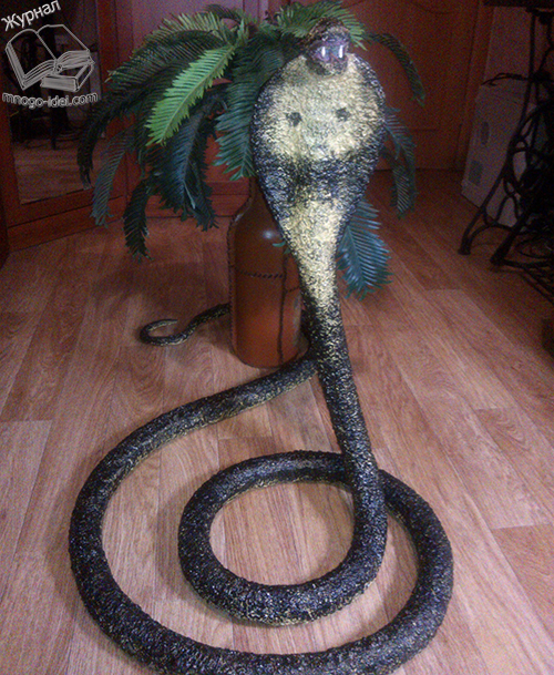 Как сделать змею из подручных материалов. Змея из подручных материалов. Змея из крышками. Змея своими руками для сада. Змея из пластиковых бутылок.